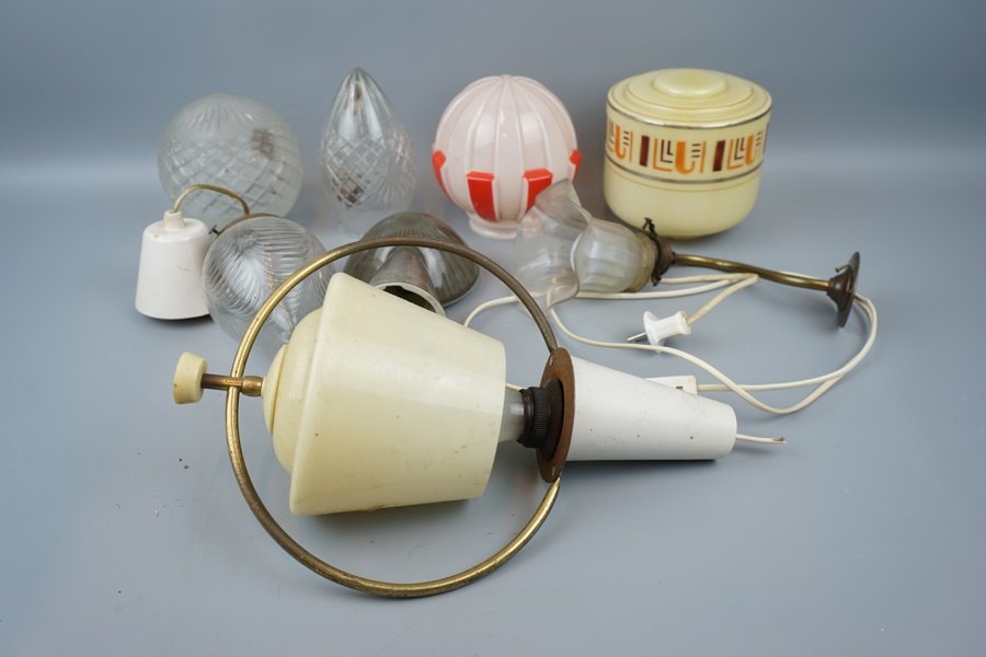 Lampkupor och lampor, ett parti, glas/porslin, 1900-tal.