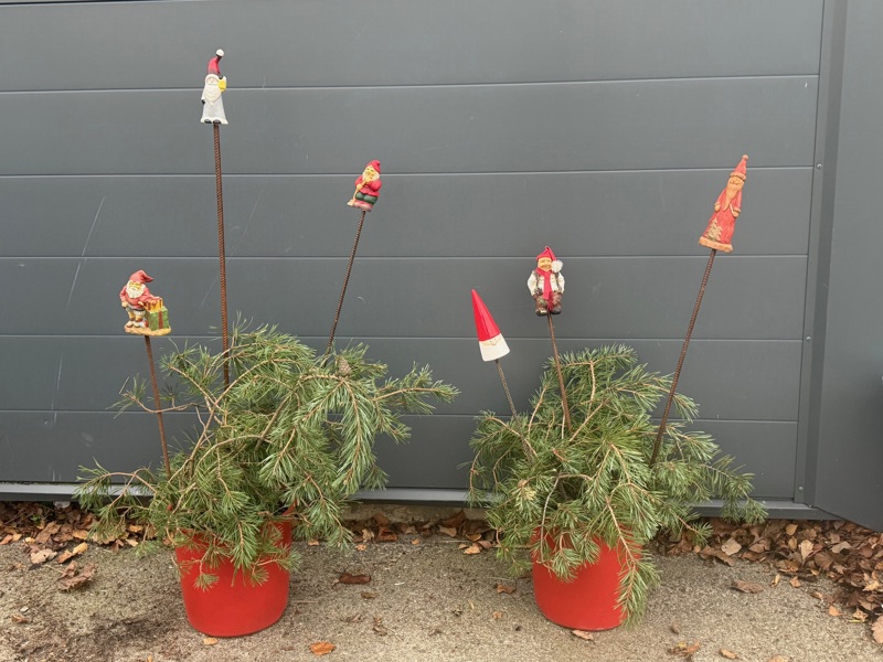 Granar, 2 st, med 6 st dekorationer.