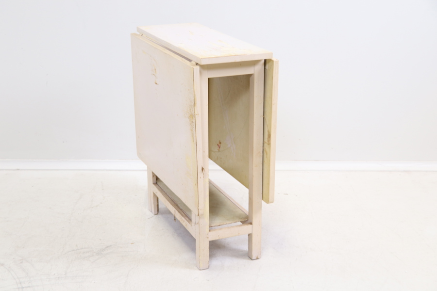 Klaffbord, bemålat trä.