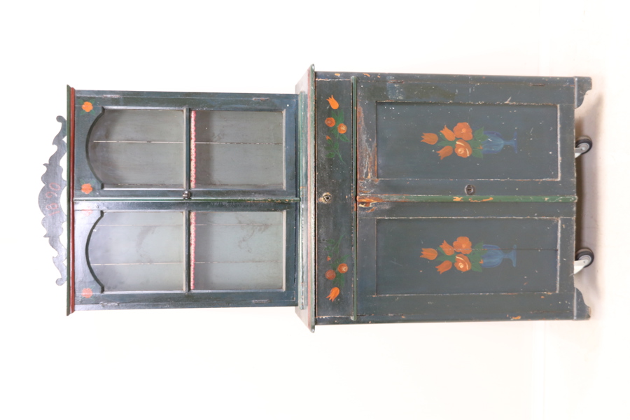 Vitrinskåp, bemålat trä/glas, allmoge, märkt 1890.