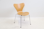 Arne Jacobsen, "Sjuan", stol, formpressad sits fanerad med ek, krom, Fritz Hansen, Danmark, 1971.