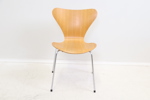 Arne Jacobsen, "Sjuan", stol, formpressad sits fanerad med ek, krom, Fritz Hansen, Danmark, 1971.