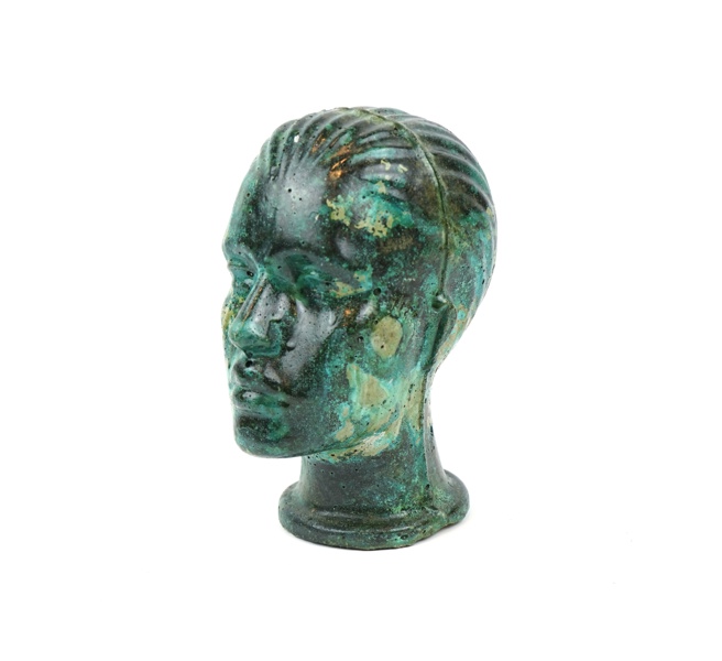 Skulptur, huvud, bemålad betong.