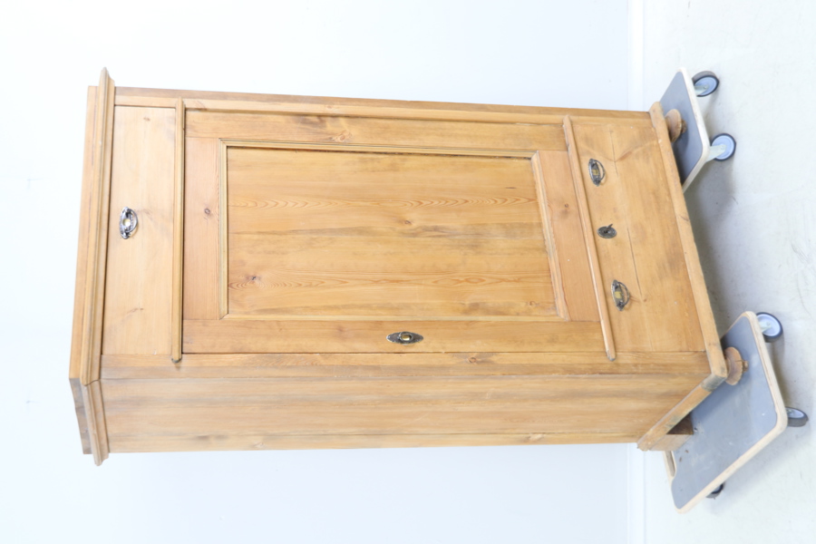 Linneskåp, furu, 1900-talets första hälft.