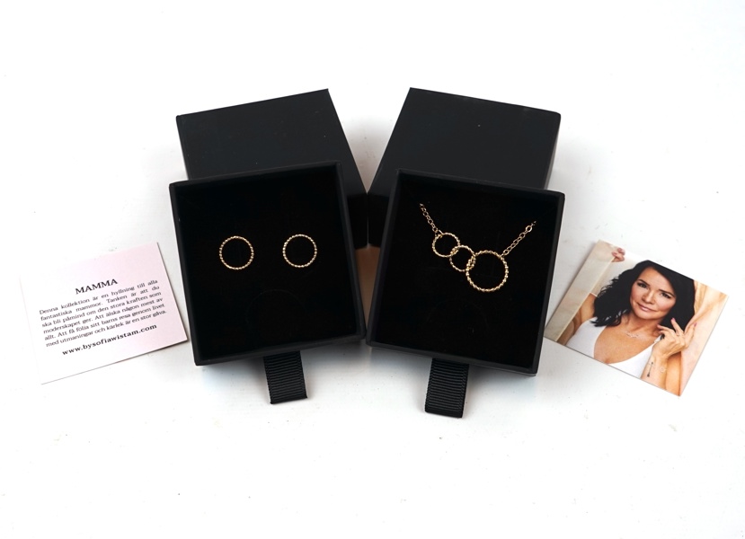 Sofia Wistam, Örhängen och halskedja, 3 delar, guldpläterad metall, ''Mamma''.