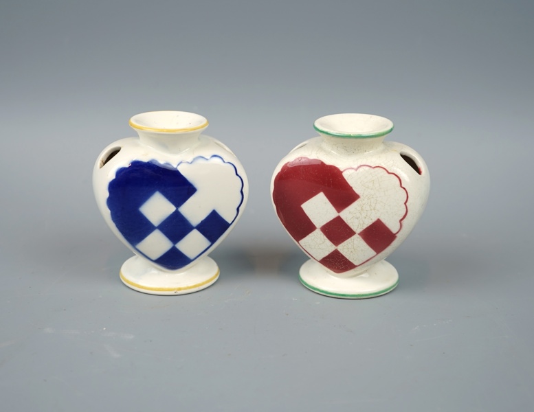 Ljusstakar, ett par, "Julehjerte", flintgods, Aluminia, Danmark.