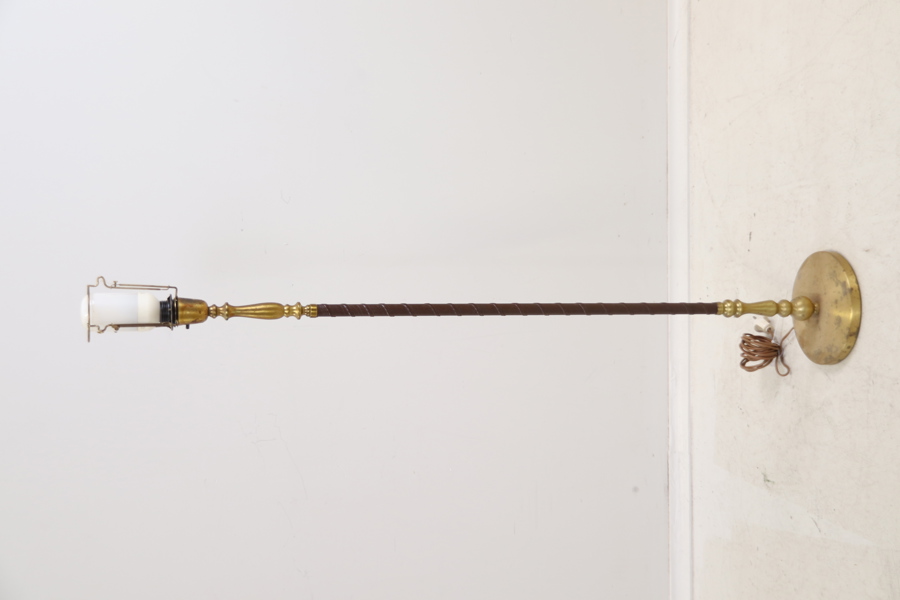 Golvlampa, mässing/skinn.