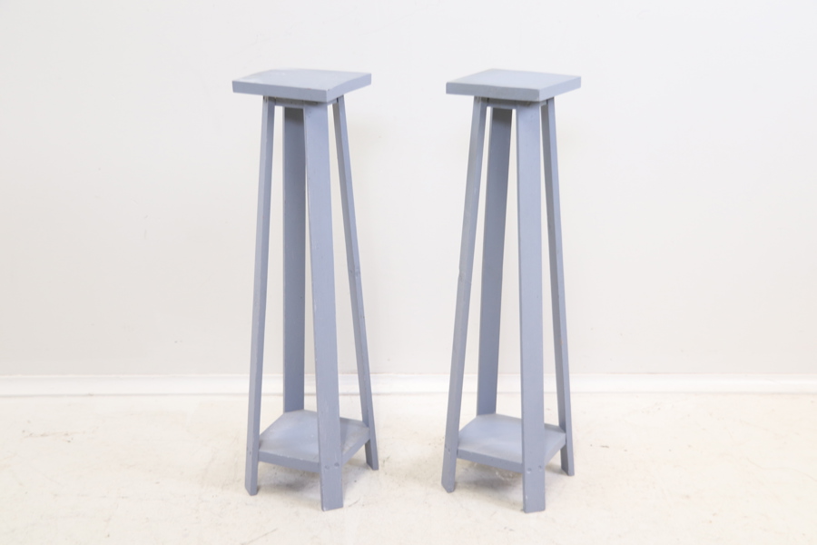 Piedestaler, ett par, bemålat trä.