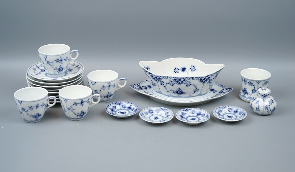 Musselmalet, servisdelar, 19 st, porslin, rifflet, halvblond och restaurangporslin, Royal Copenhagen.