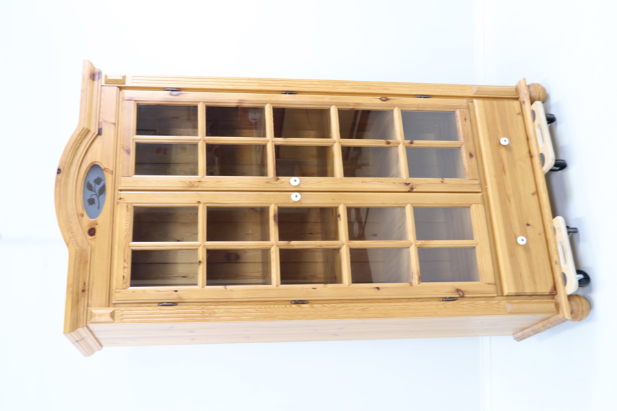 Vitrinskåp, furu/glas.