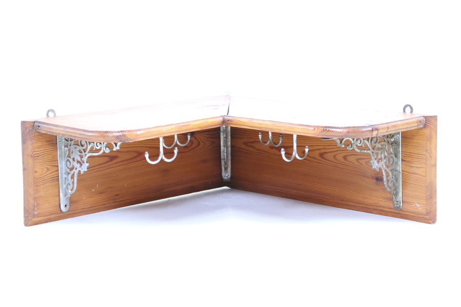 Hörnhylla/klädhängare, trä/metall.