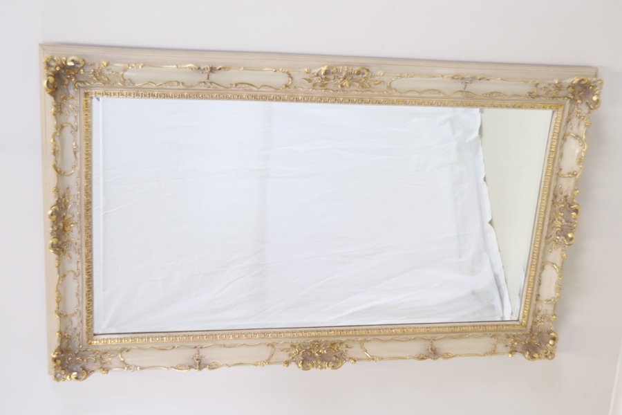 Spegel, bemålat trä, delvis förgylld, fasettslipat glas, rokokostil, 1900-talets andra hälft.