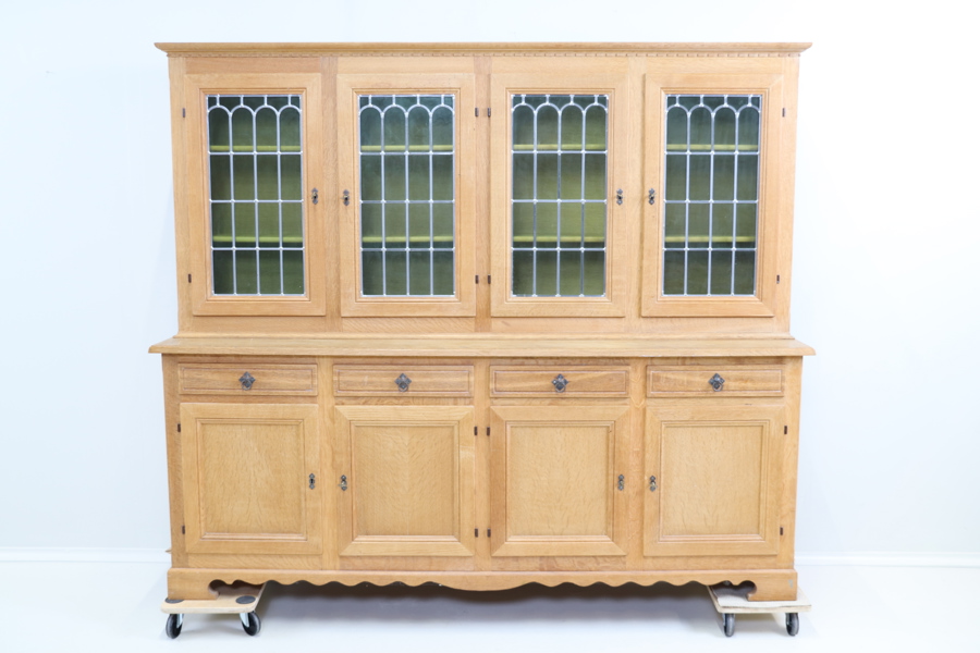 Vitrinskåp, ek, blyinfattat glas, 1900-tal.