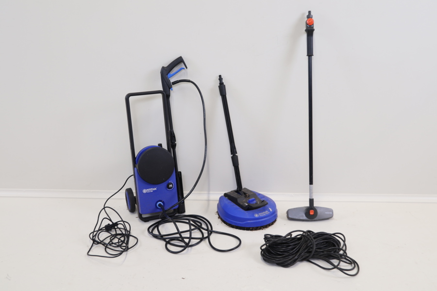 Högtryckstvätt, Nilfisk Core 130, med tillbehör, bl.a Nilfisk Power Patio och Gardena.
