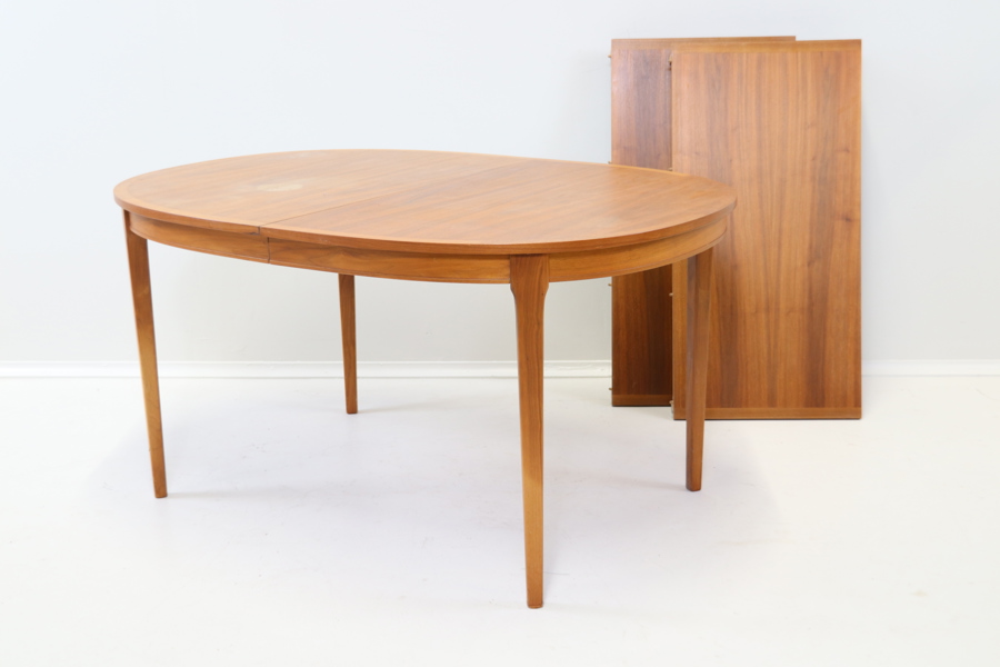 Matbord med iläggsskivor, teak.