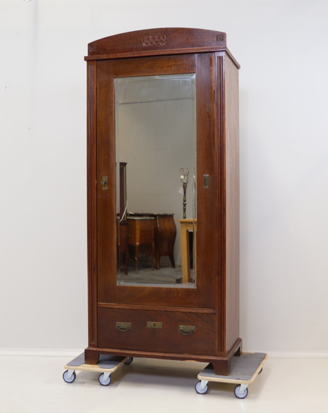 Skåp med spegel, 4 hyllor och en låda, mahogny.