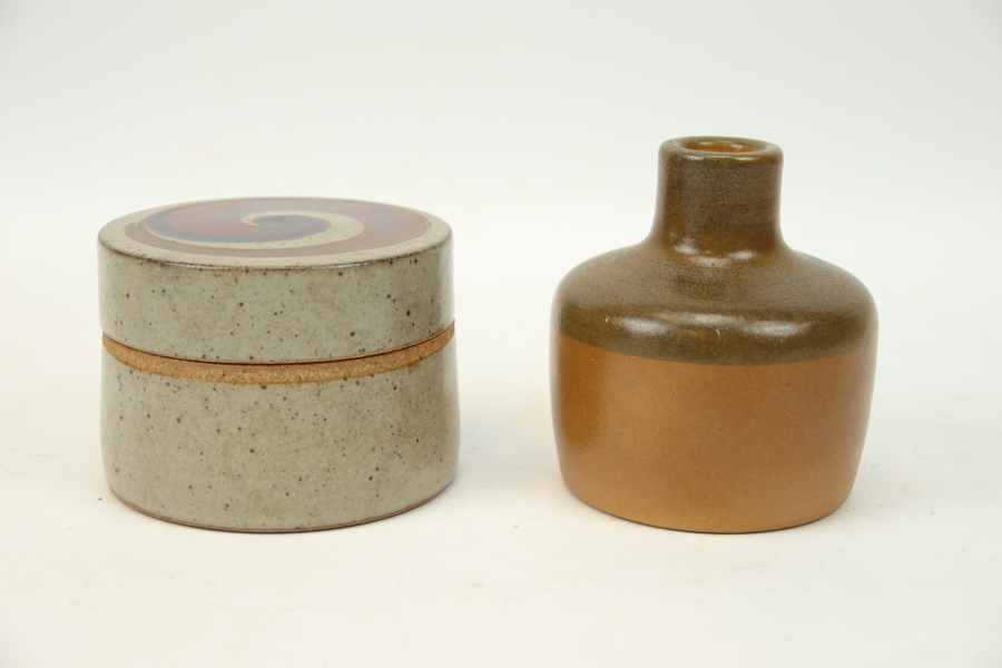 Burk med lock och vas, keramik, Jakob Bang, Danmark och Åke Holm, Höganäs.