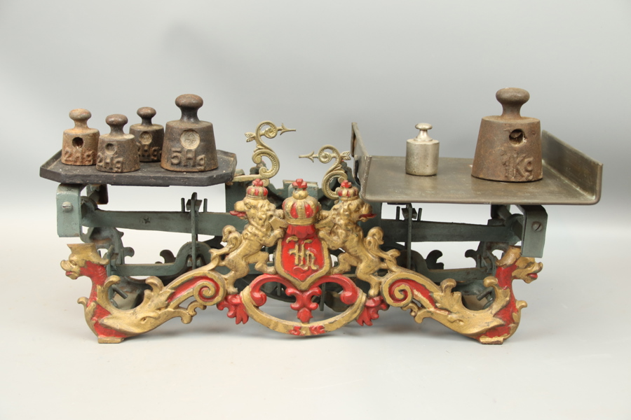 Balansvåg med vikter, 8 delar, gjutjärn.