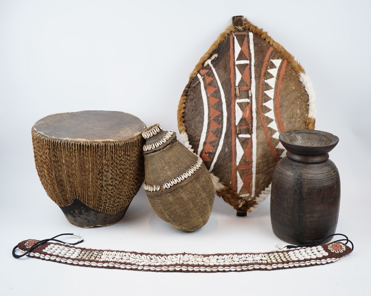 Trumma, sköld m.m, 5 delar, trä/skinn, östra Afrika.