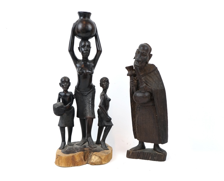 Skulpturer, 2 st, trä, östra Afrika, en signerad NR.