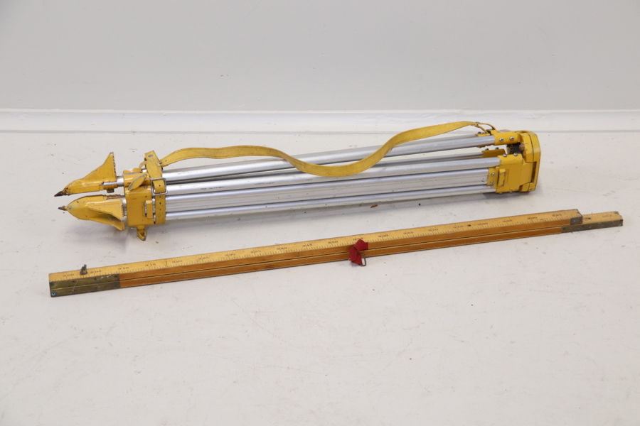 Lantmäteriutrustning, metall/trä, bl.a Topcon.