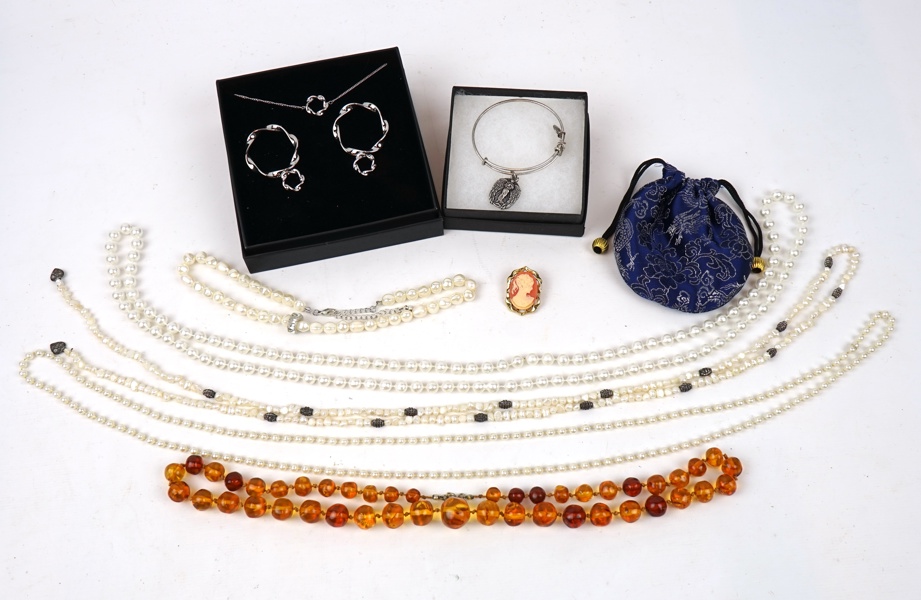 Collier, caméhänge m.m, 10 delar, olika material, bl.a Edblad.