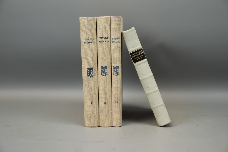Böcker, 4 st, "Ystads Historia Del 1-3" och "Bevarandeplan för den medeltida stadskärnan i Ystad".