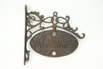 Väggskylt, gjutjärn, dubbesidig, "Välkommen".