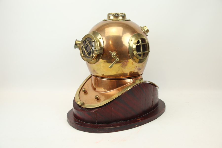 Dykarhjälm, koppar/mässing/glas, på träsockel, replika.