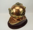 Dykarhjälm, koppar/mässing/glas, på träsockel, replika.