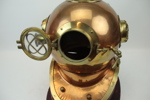 Dykarhjälm, koppar/mässing/glas, på träsockel, replika.