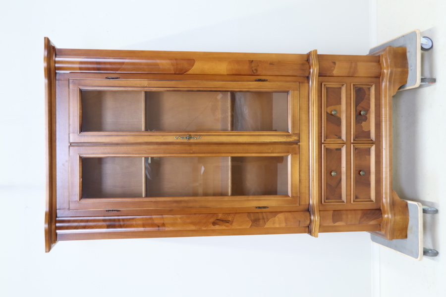 Vitrinskåp med 2 lådor, trä/glas, samtida.