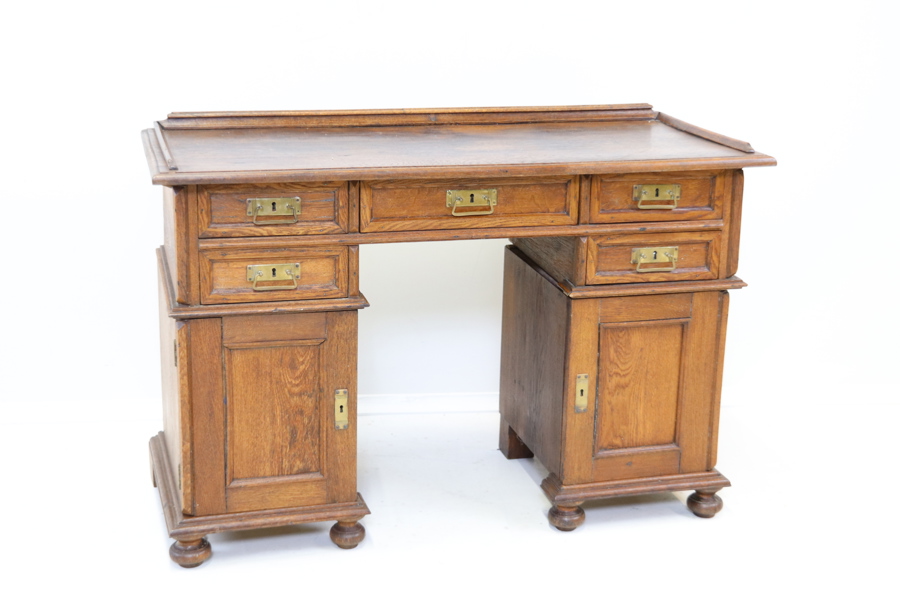 Skrivbord, 5 lådor, 2 skåp, ek.