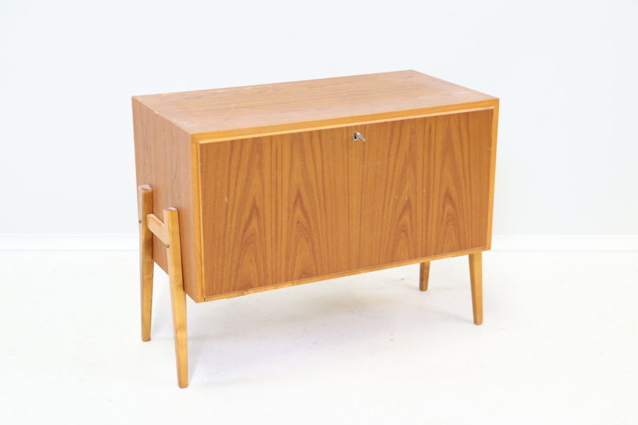 Skivspelare i skåp, teak.