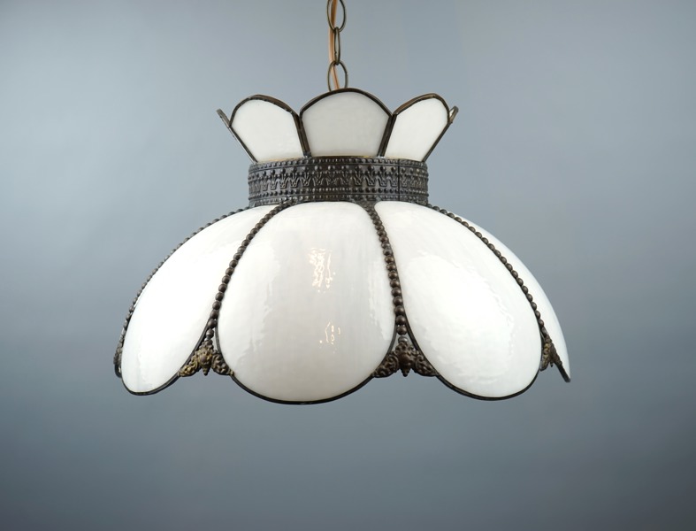 Taklampa, tiffanystil, glas/metall.