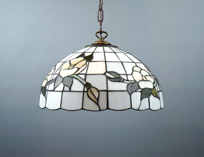 Taklampa, tiffanystil, glas/metall.