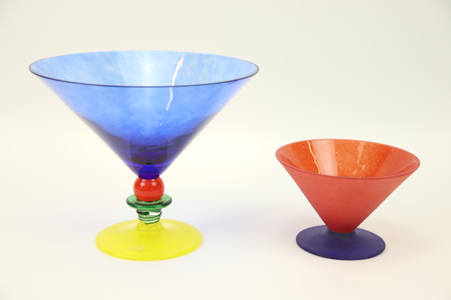 Skålar, 2 st, glas, bl.a Berit Johansson, "Harlequin", Gense, signerad.