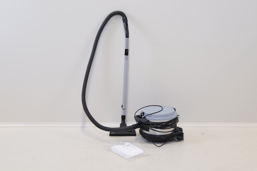 Dammsugare, Nilfisk GD 930SP, samt dammsugarpåsar.