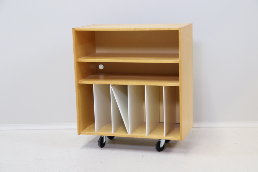 Hylla på hjul, trä.