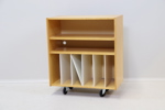 Hylla på hjul, trä.