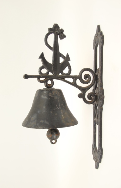 Klocka för vägghängning, gjutjärn.