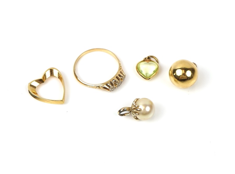 Ring och berlocker, 5 delar, stenar/guld 18k.