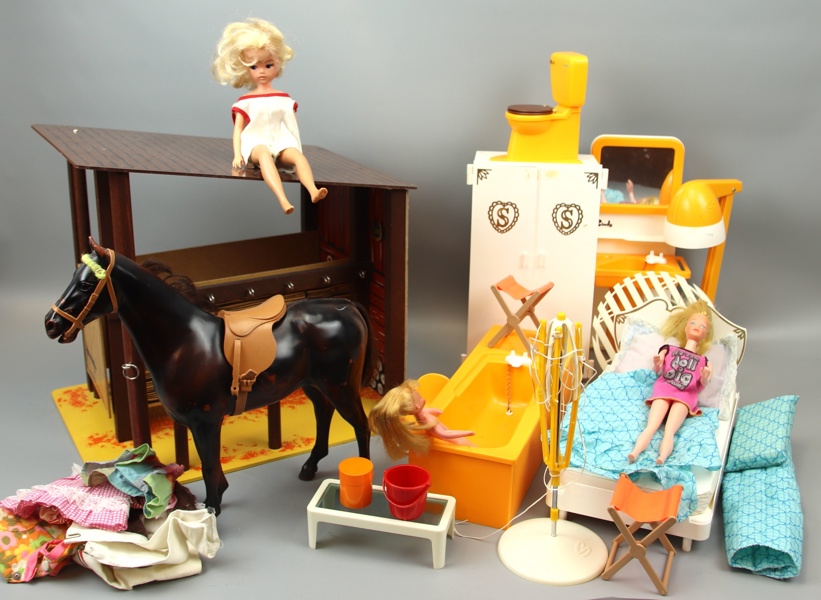 Dockmöbler m.m, ett parti, bl.a Sindy, 1970-tal.