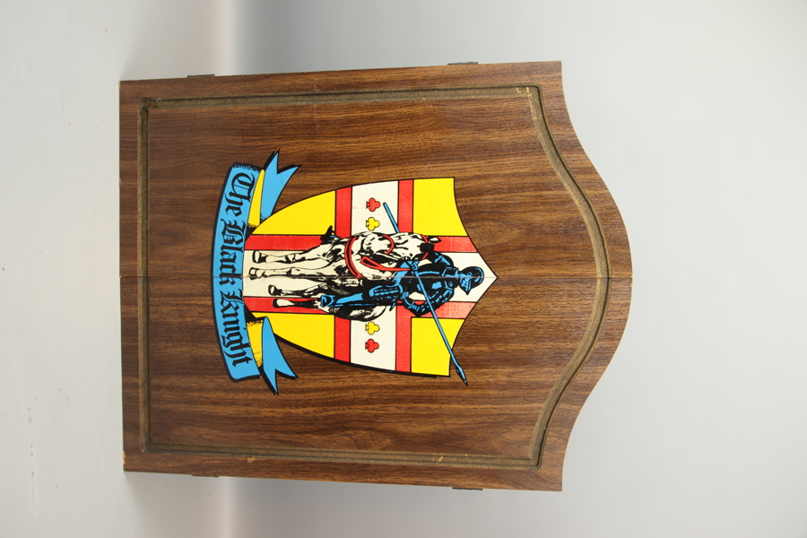 Dartskåp med tavla, trä, samt 6 st pilar, 1900-tal.