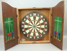 Dartskåp med tavla, trä, samt 6 st pilar, 1900-tal.