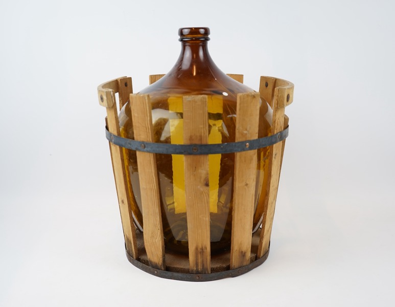 Damejeanne, glas, i träställning,