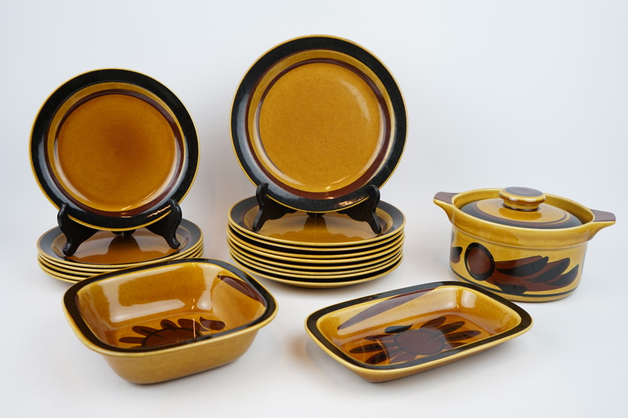 Carl-Harry Stålhane, matservisdelar, 18 st, stengods, "Tuna", Rörstrand.