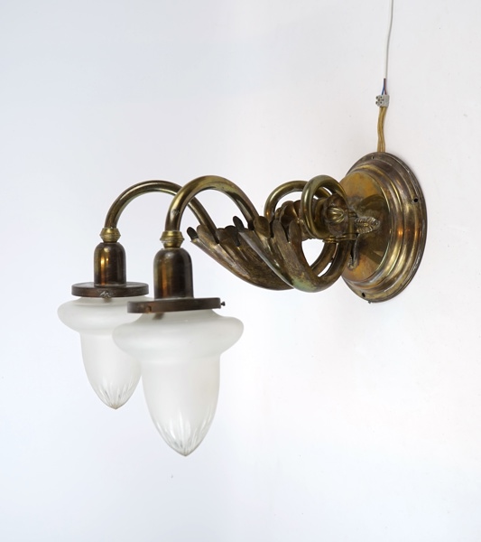 Vägglampett, 2 ljuspunkter, glas/mässing.