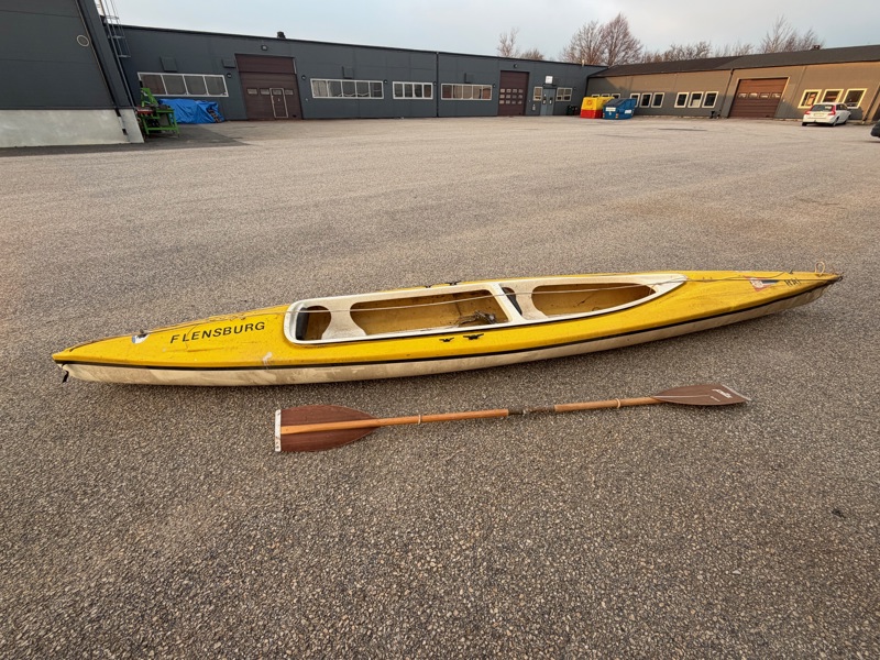 Kanot för 2 personer, samt paddel.