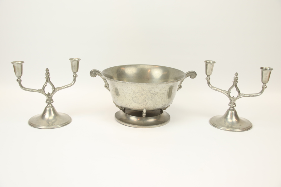 Ljusstakar, ett par, och skål, tenn, 1933, Nordiska Juvelaktiebolaget och Lundin & Lindberg.